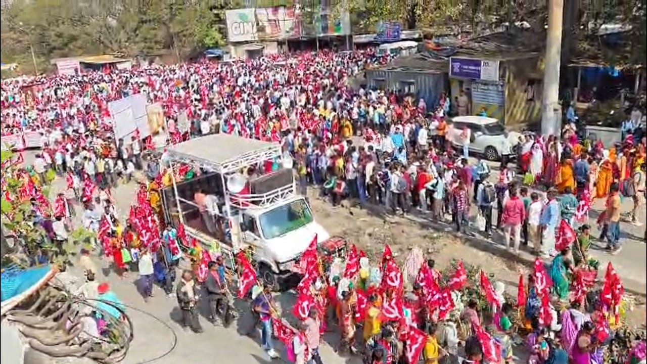 महाराष्ट्र-गुजरात सीमेवरील अछाड येथे प्रशासनाने मराठी आणि हिंदीसोबतच गुजराती भाषेत सूचना फलक लावल्याने स्थानिक स्तरावर नाराजी व्यक्त होत आहे. आज हा मोर्चा जिल्हाधिकारी कार्यालयावर पोहोचणार असून संपूर्ण जिल्ह्याचे लक्ष या आंदोलनाकडे लागले आहे.