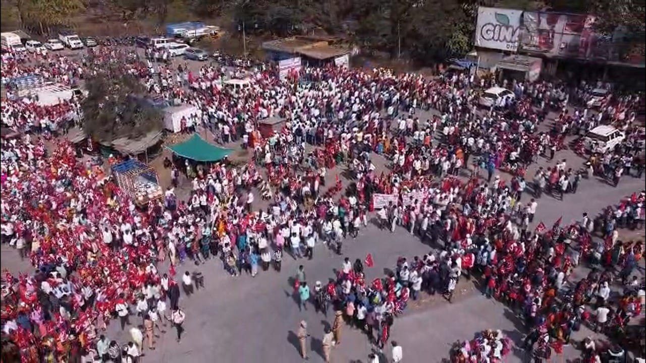 डहाणूतील चारोटी येथून निघालेले हे लाल वादळ आज पालघर जिल्हाधिकारी कार्यालयावर धडकणार आहे. यात ३० ते ४० हजारांहून अधिक आदिवासी बांधव सहभागी झाले आहेत.