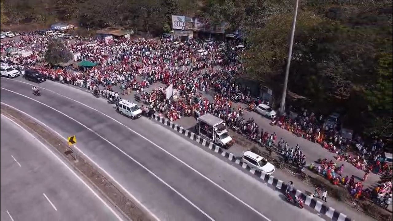 तसेच याबद्दल प्रशासनाने वाहतूक मार्गात बदल केले आहेत. दरम्यान, जिल्हा प्रशासनाने लावलेल्या सूचना फलकांवरून नवा वाद निर्माण होण्याची शक्यता आहे.