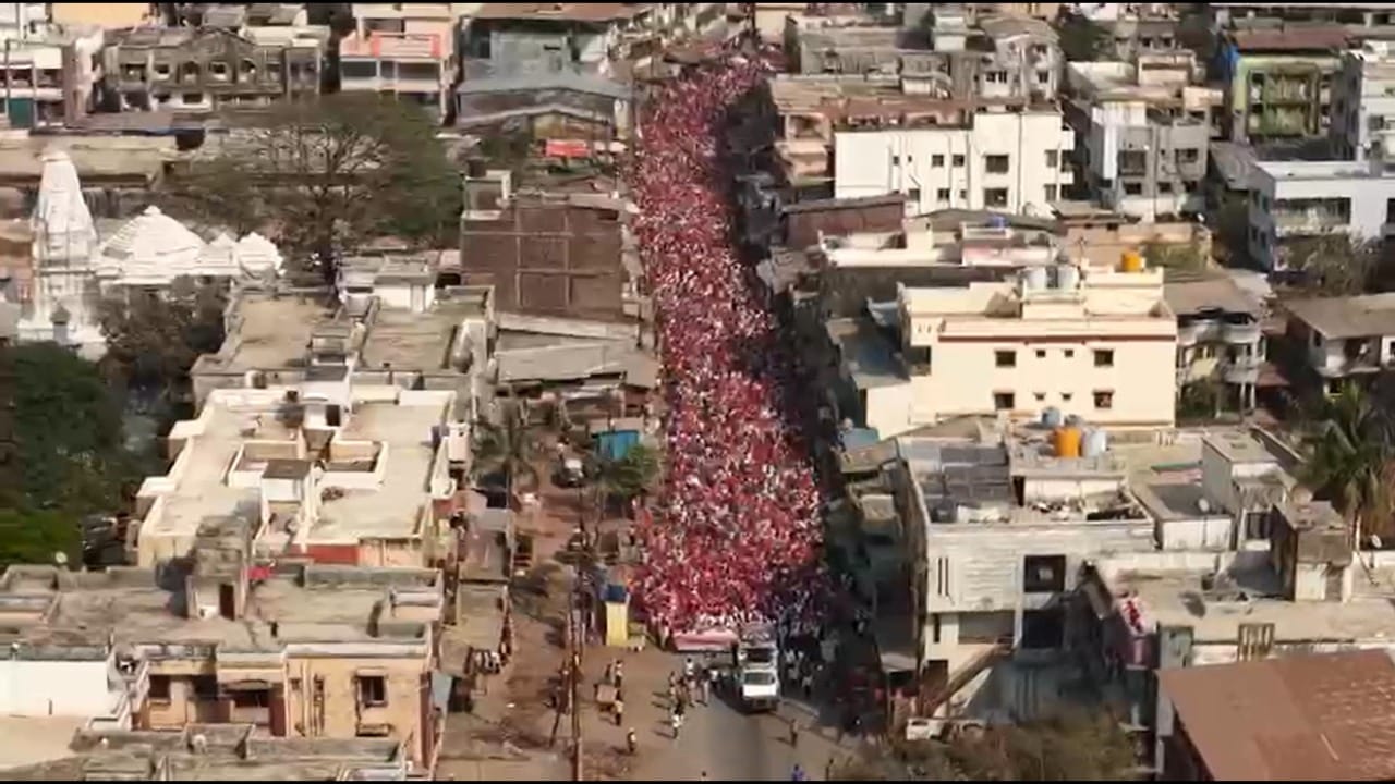 सोमवारी सकाळी डहाणूच्या चारोटी येथून या लाँग मार्चला सुरुवात झाली. तब्बल ४० किलोमीटरचे अंतर कापत हा मोर्चा रात्री पालघरजवळील मनोर येथे पोहोचला. कडाक्याच्या थंडीतही मोर्चेकऱ्यांचा उत्साह कमी झाला नव्हता.