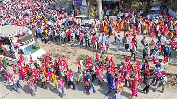 जल, जमीन आणि जंगल या मूलभूत आणि ज्वलंत प्रश्नांवर मार्क्सवादी कम्युनिस्ट पक्षाच्या नेतृत्वाखाली काढण्यात आलेल्या लाँग मार्चचा आज दुसरा दिवस आहे.