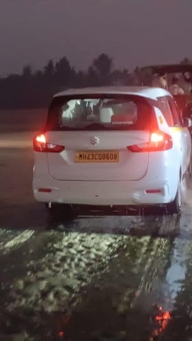 चिंचणी समुद्रकिनारी अडकली पर्यटकांची कार; थरारक व्हिडीओ.