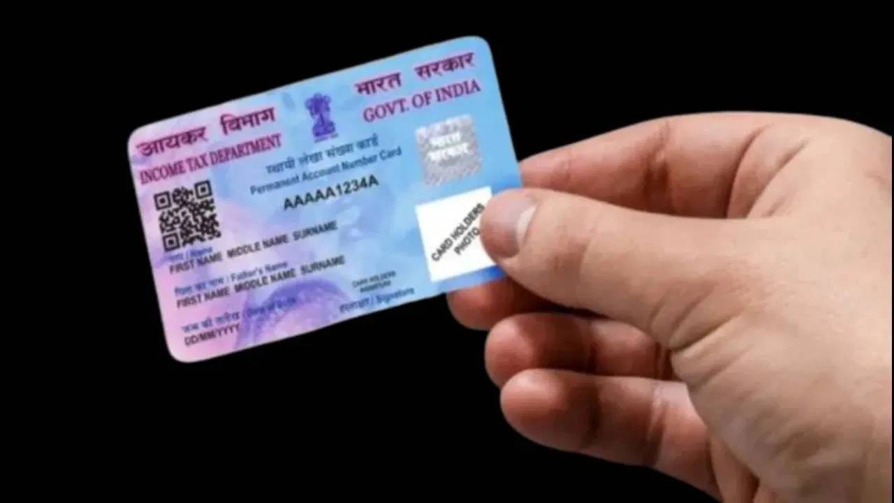 PAN Card : आजच्या डीजिटल युगात पॅन कार्ड केवळ आयकर भरणे किंवा बँक खाते उघडण्यासाठीच नव्हे, तर ओळखीचा एक महत्त्वाचा दस्तऐवज बनला आहे. कर्ज, क्रेडिट कार्ड किंवा कोणतीही गुंतवणूक करण्यासाठी पॅन कार्ड लागतोच लागतो. मात्र, तुमचा पॅन कार्ड कुठे-कुठे वापरलं जात आहे, याचा तुम्ही कधी विचार केला आहे का? तुमच्या पाठीमागे कोणी तरी तुमच्या पॅन कार्डचा गैरवापर करत असण्याचीही शक्यता असते. त्यामुळे पॅन कार्ड कुठे वापरलं गेलं ? कोणी वापरलं? की ते फक्त तुम्हीच वापरलं आहे? हे जाणून घेणे अत्यंत महत्त्वाचे आहे.