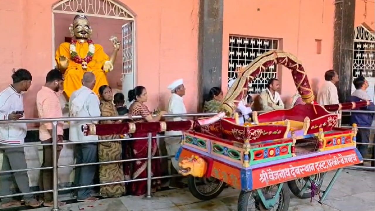 परळी वैद्यनाथ  येथील बारा ज्योतिर्लिंगांपैकी पाचव्या क्रमांकाचे वैद्यनाथ ज्योतिर्लिंग मंदिर येथे नववर्ष 2026 च्या पहिल्या दिवशी भाविकांची मोठी गर्दी पाहायला मिळाली.  नववर्षात नवीन संकल्प, मनोकामना आणि कृतज्ञता व्यक्त करण्यासाठी भाविक मोठ्या श्रद्धेने वैद्यनाथाच्या दर्शनासाठी आले होते. 