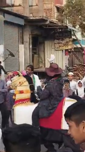 राष्ट्रवादी उमेदवाराचा 'कच्ची घोडी' नृत्याने हटके प्रचार.