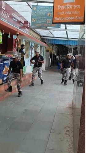 परळी रेल्वे स्टेशन परिसरात मॉक ड्रिल व दहशतवाद विरोधी कारवाईचे प्रात्यक्षिक.