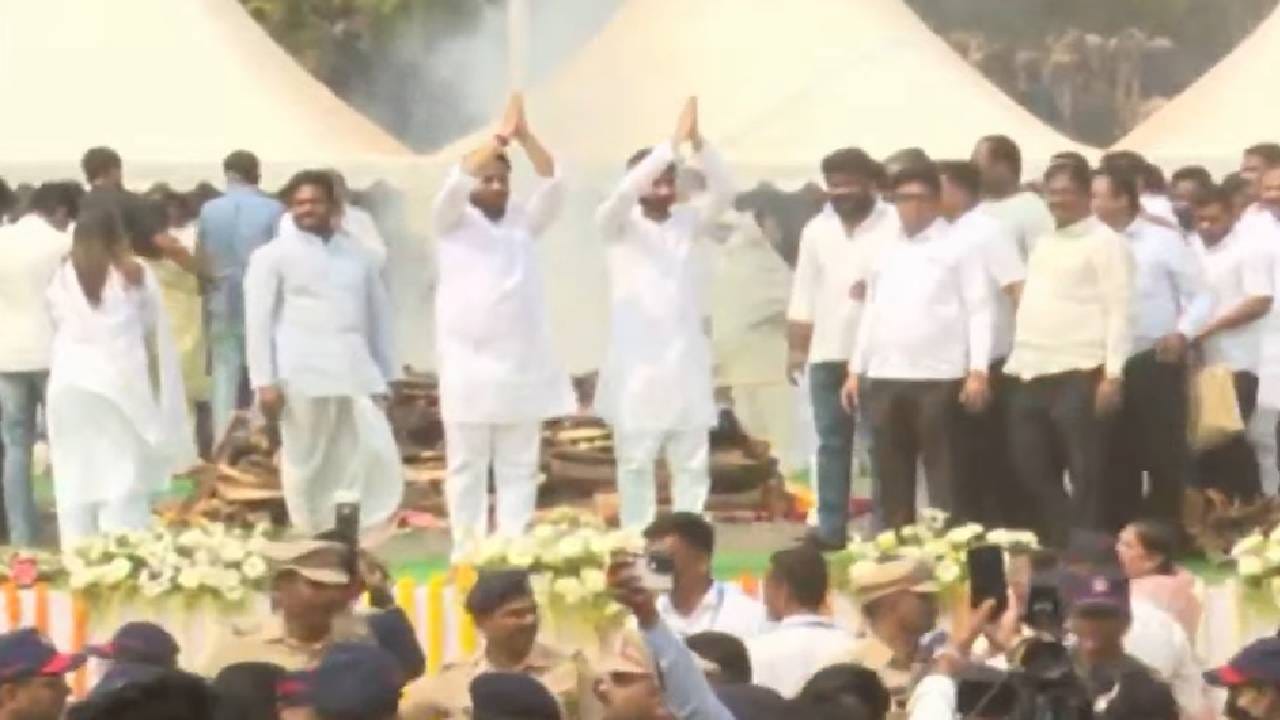 अजित पवार यांचं पार्थिव ठेवण्यात आलेल्या विद्या प्रतिष्ठानच्या मैदानात अंत्यदर्शनासाठी बुधवारी रात्री उशिरापर्यंत नागरिकांनी गर्दी केली होती. गुरुवारी अंत्यसंस्कार पार पडल्यानंतर पार्थ आणि जय पवार यांनी हात जोडून जनतेप्रती कृतज्ञता व्यक्त केली. 
