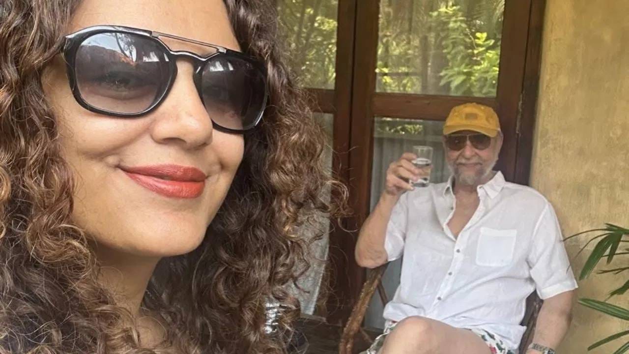 80 वर्षाच्या कबीर बेदी यांनी 16 जानेवारी 2016 ला लॉन्ग टाइम गर्लफ्रेंड परवीन दुसांझसोबत लग्न केलं. हे त्यांचं चौथं लग्न आहे. परवीन ब्रिटिश पंजाबी वंशाची आहे. कबीरपेक्षा त्या 29 वर्षांनी लहान आहेत. इतकच नाही, कबीर बेदीची पत्नी परवीन त्यांची मुलगी पूजा बेदीपेक्षा 5 वर्षांनी लहान आहे. 