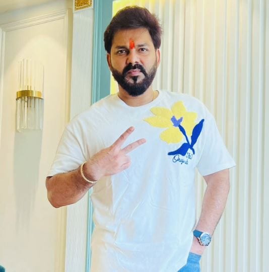 याच प्रसंगाचा एक व्हिडीओ सध्या व्हायरल होत असून याच व्हिडीओच्या आधारे पवन सिंहने लग्न केले आहे का? असे विचारले जात आहे. पवन सिंह याने आपल्या वाढदिवसाचा केक कापला. यावेळी त्याच्यासोबत एक तरुणी दिसत आहे.