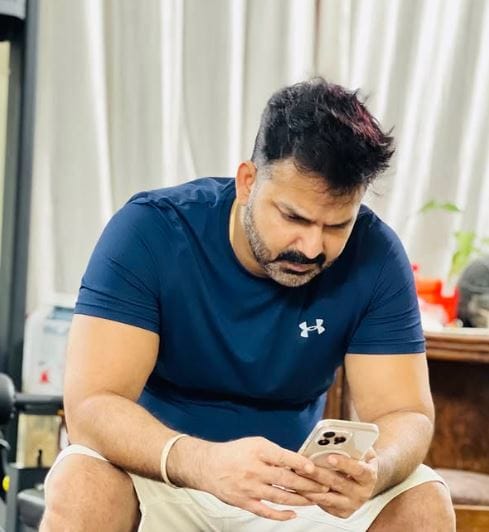 या तरुणीच्या डोक्यावर सिंदूर लावलेला दिसत आहे. विशेष म्हणजे या तरुणीचा हात हातात घेऊनच पवन सिंह याने आपल्या वाढदिवसाचा केक कापला आहे. या संपूर्ण सेलिब्रेशनमध्ये ही तरुणी पवन सिंहसोबतच होती. मिळालेल्या माहितीनुसार या तरुणीचे नाव महिमा सिंह असे आहे.