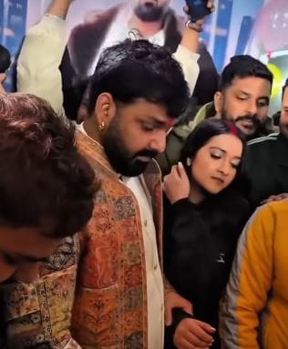 पवन सिंह याने याआधीच दोन वेळा लग्न केलेले आहे. महिमा सिंह हिच्या कपाळावरचा सिंदूर पाहून आता पवन सिंहने तिसरे लग्न तर केलेले नाही ना? असा सवाल विचारला जातोय. सोबतच महिमाने लावलेला सिंदूर हा शूटिंगदरम्यानचा असावा असाही तर्क लावला जातोय.