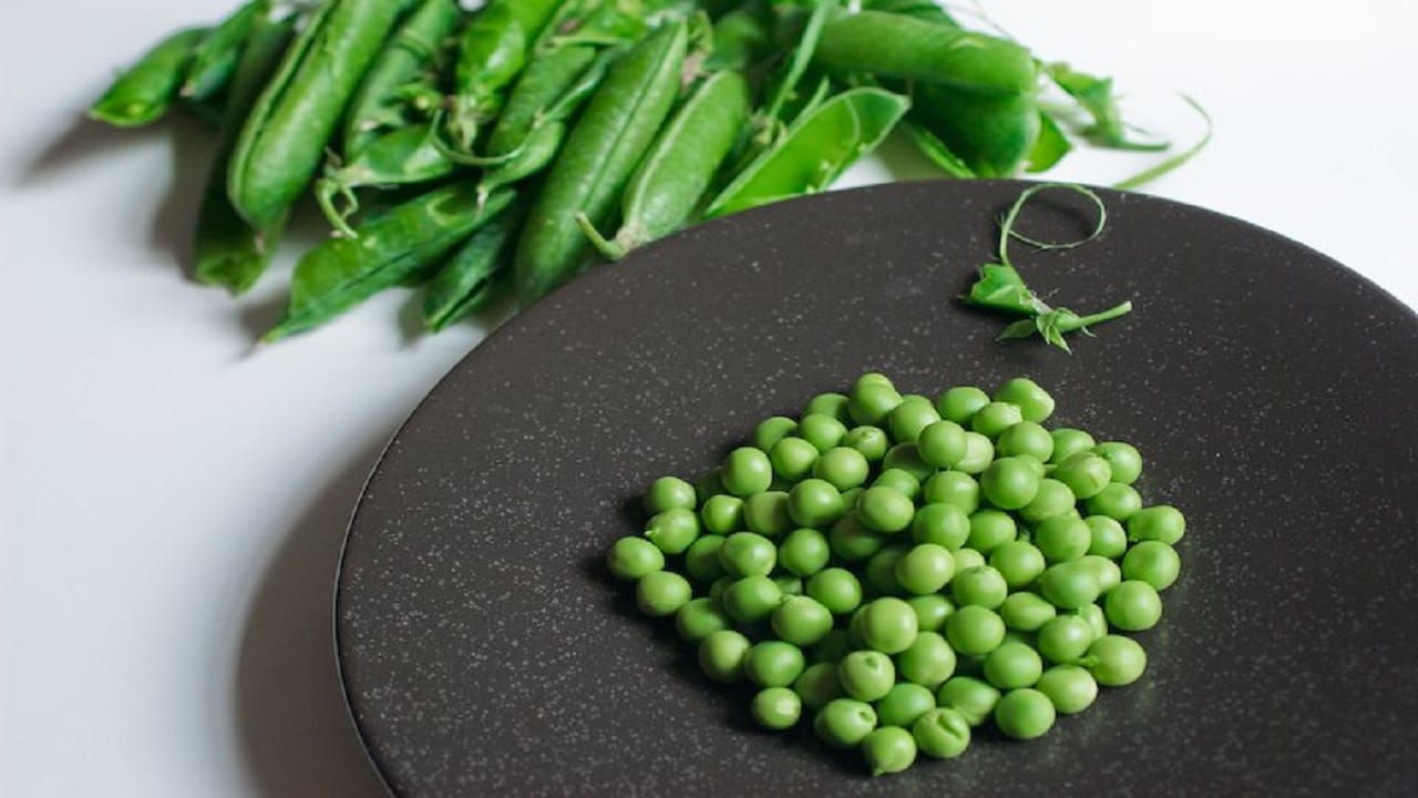 या संपूर्ण प्रक्रियेनंतर, वाटाण्याच्या शेंगा हलक्या हाताने दाबा किंवा फिरवा. वाटाणे लगेच बाहेर येतील. जर तुम्हाला काही मिनिटांत 5 किलो वाटाणे सोलायचे असेल तर तुम्ही या स्वयंपाकघरातील हॅकचा वापर करू शकता.