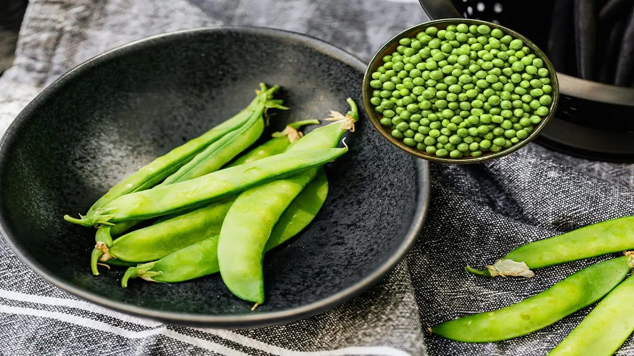 सर्वांत महत्त्वाची एक गोष्ट कायम लक्षात ठेवा. गम पाण्यात मटार  टाकल्यानंतर, ते जास्त वेळ उकळू नका, अन्यथा मचार अर्धवट शिजू शकतात. गरम पाण्यात सालासह मटार जास्त वेळ ठेवू नका.