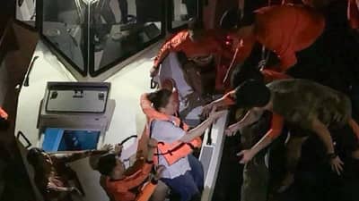 Philippines Boat : भर समुद्रात टायटॅनिकसारखा अपघात, मोठी बोट बुडाल्याने खळबळ!