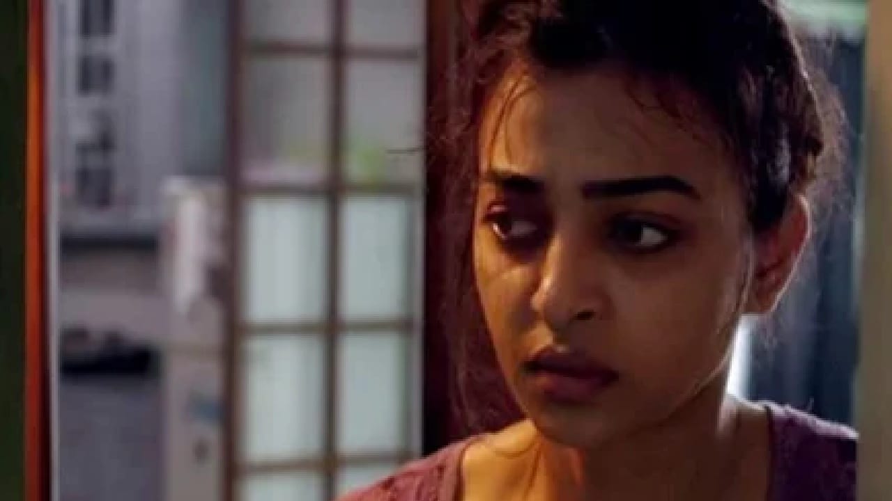 2016 मध्ये आलेल्या 'फोबिया' या थ्रिलर चित्रपटात राधिका आप्टेने मुख्य भूमिका साकारली आहे. या चित्रपटात मानसिक भीती, एकाकीपणा आणि अंतर्गत संघर्ष यांचे प्रभावी चित्रण दाखवण्यात आले आहे. हा चित्रपट तुम्ही जी 5वर पाहू शकता. 