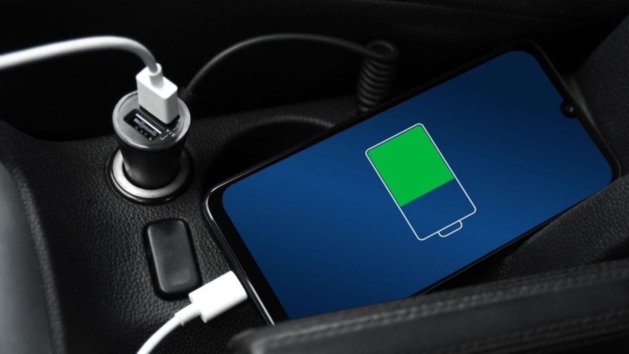 यासाठी नेहमी ब्रँडेड आणि प्रमाणित (Certified) कार चार्जरचाच वापर करा. तसेच कारचे इंजिन सुरू केल्यानंतरच फोन चार्जिंगला लावा. फोन चार्ज होत असताना तो थेट उन्हात किंवा डॅशबोर्डवर ठेवू नका आणि गरज नसल्यास कारमध्ये फोन १०० टक्के चार्ज करणे टाळा.