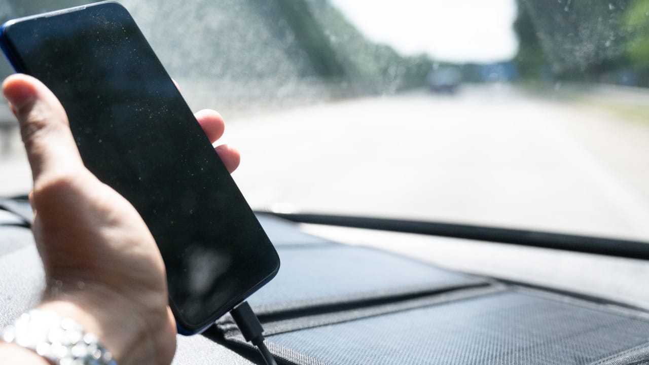 घरातील सॉकेटमधून येणारा विद्युत प्रवाह हा स्थिर असतो, मात्र कारमधील स्थिती वेगळी असते. कारची शक्ती इंजिनला जोडलेल्या अल्टरनेटरमधून येते. जेव्हा तुम्ही इंजिनचा वेग बदलता किंवा हेडलाइट्स चालू-बंद करता, तेव्हा पॉवरमध्ये मोठे चढ-उतार होतात. हा अस्थिर प्रवाह फोनच्या बॅटरीवर नकारात्मक परिणाम करतो. ज्यामुळे बॅटरी हळूहळू कमकुवत होते.