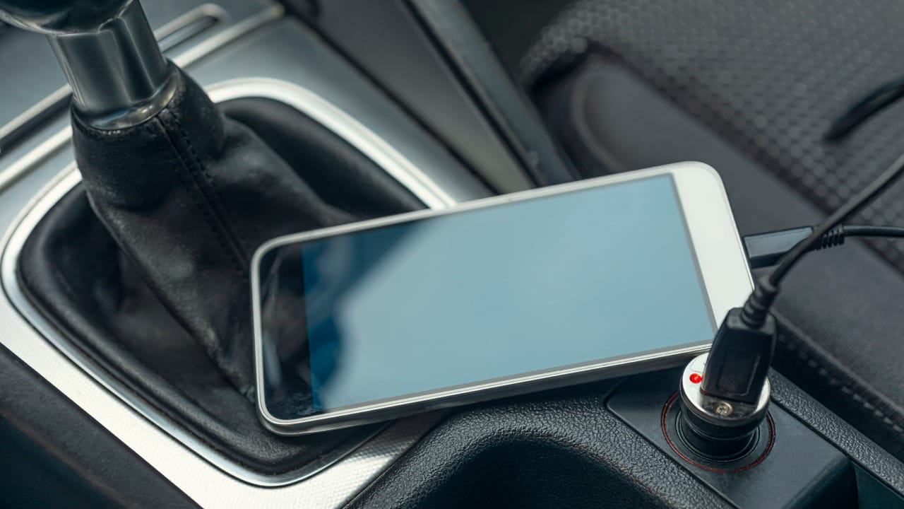 ही गोष्ट दिसायला सोयीची वाटत असली, तरी ती तुमच्या महागड्या स्मार्टफोनसाठी अत्यंत घातक ठरू शकते. कारमध्ये फोन चार्ज केल्याने बॅटरीचे आयुष्य कसे कमी होते, याबद्दल आता तज्ज्ञांनी भाष्य केले आहे.