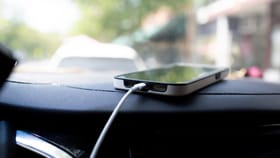 कारमध्ये फोन चार्ज करावा की नाही? 90 टक्के लोक देतात चुकीचा सल्ला.