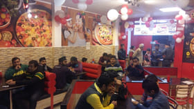 पिझ्झा शॉपमध्ये बसलेले तरुण-तरूणी, अचानक काही लोकांनी येऊन..., थेट....