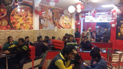 पिझ्झा शॉपमध्ये बसलेले तरुण-तरूणी, अचानक काही लोकांनी येऊन..., थेट दोघांनी दुसऱ्या मजल्यावरून मारली उडी, नेमकं काय घडलं?