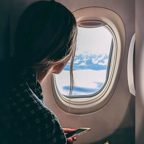 परंतु तरीदेखील वैमानिक विमान व्यवस्थितपणे चालवतो. त्याला विमानाच्या खिडकीतून सगळे काही स्पष्ट दिसत असते. यासह प्रवाशांना बाहेर पाहण्यासाठी असलेल्या खिडक्यांवरही धुकं जमा होत नाही. हे नेमके कशामुळे होते, याचा तुम्ही कधी विचार केला आहे का? 