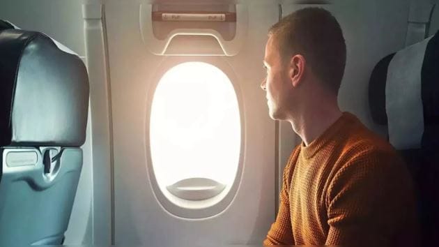 विमानाच्या खिडक्या या सर्वसामान्य खिडक्या नसतात. या खिडक्यांसाठी वापरलेला काच वेगळ्या प्रकारचा असतो. विमानाच्या खिडक्यांवर लावलेल्या काचावर एकूण तीन थर असतात. विमानाच्या खिडकीचा बाहेरचा थर हा थंड तापमान आणि हवेचा कमी दाब सहन करतो. 