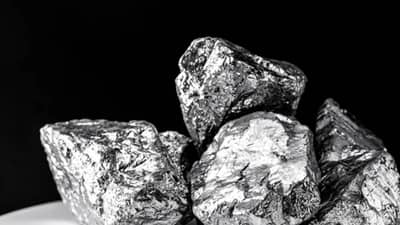 सोने, चांदीला टाकलं मागे, वर्षभरात 150 टक्क्यांनी रिटर्न्स, हा धातू करतोय कमाल; नेमकं नाव काय?