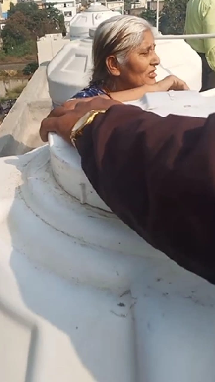 पाण्याच्या टाकीत लपून बसलेल्या आरोपीला पोलिसांनी घेतले ताब्यात