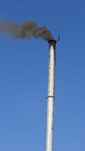 खेडमध्ये प्रदूषणाचा विळखा, कारखान्याच्या काळ्या धुरामुळे ग्रामस्थांचा श्वास गुदमरला.