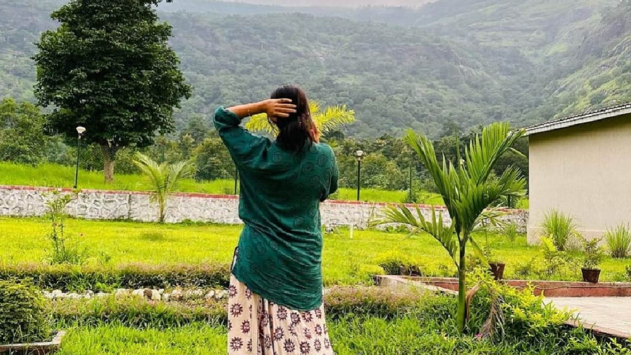 15 ते 20 जणांची राहण्याची आणि जेवणाची उत्तम सोय आणि निसर्गाच्या सानिध्यात तुम्ही तिथे स्विमिंग पूलचा देखील आनंद घेऊ शकता. 