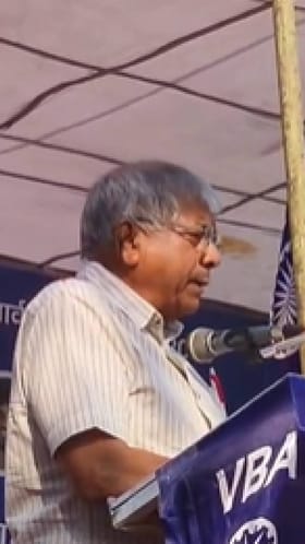 पैसे वाटणारी गाडी आली की तोडून फोडून टाका- प्रकाश आंबेडकर.