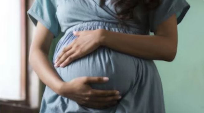 प्रेग्नेन्सी आणि पॅरासिटामोल याबाबत अनेक दावे-प्रतिदावे केले जातात. अमेरिकेचे राष्ट्राध्यक्ष डोनाल्ड ट्रम्प यांनीदेखील गर्भवती महिलांनी पॅरासिटामोल औषध घेऊ नये असा सल्ला दिला होता. त्यामुळेच हे औषध खरंच गर्भवती महिलांसाठी धोकादायक असते? असे नेहमी विचारले जात होते. आता या प्रश्नाचे उत्तर मिळाले आहे.