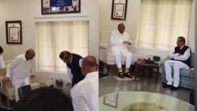 पृथ्वीराज चव्हाणांनी घेतली शरद पवारांची सांत्वनपर भेट.