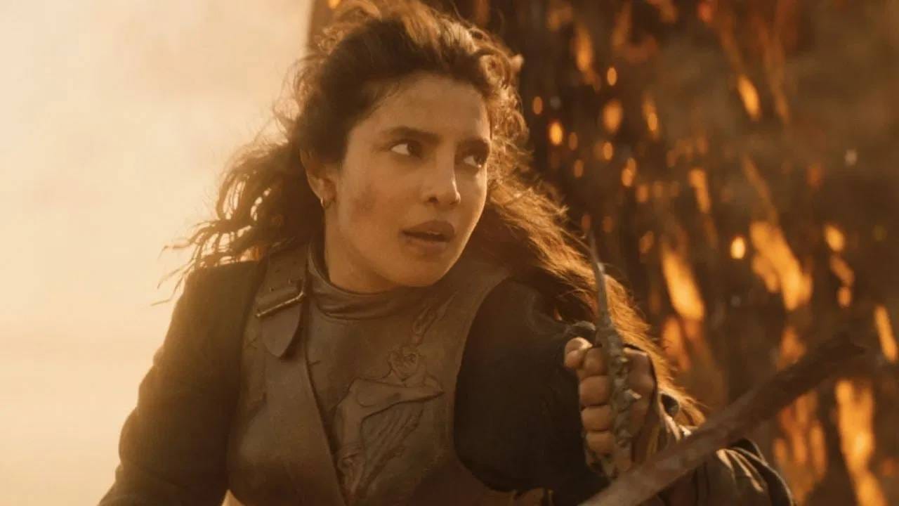 प्रियंका चोपडा  कार्ल अर्बन सोबत हॉलीवुड फिल्म 'द ब्लफ' मध्ये दिसणार आहे. त्याची झलक समोर आलेल्या फोटोंमध्ये दिसते. यात चित्रपटाची एक्शन साइड  दाखवण्यात आलीय. प्रियंका या चित्रपटात समुद्री डाकूच्या रोलमध्ये दिसतेय. ही एक पायरेट एडवेंचर फिल्म आहे. ( Credit : priyankachopra )