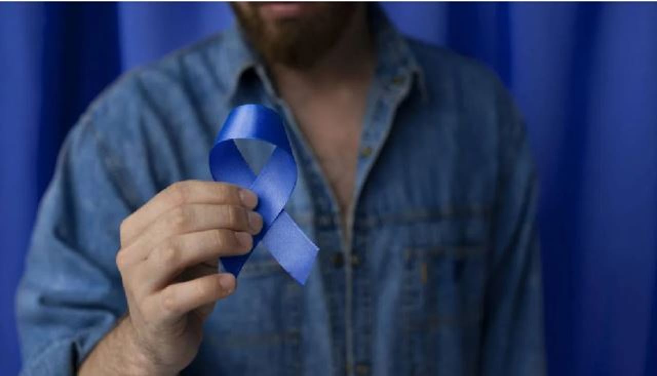 आजकाल कर्करोग होण्याचे प्रमाण खूपच वाढले आहे. पुरुषांमध्ये तर प्रोस्टेट कॅन्सर होण्याचे प्रमाण खूपच वाढले आहे. प्रोस्टेट कॅन्सरची लक्षणं सुरुवातीला दिसत नाहीत. परंतु हा कर्करोग झाल्यावर शरीराचे खूप नुकसान होऊ शकते. याच कारणामुळे प्रोस्टेट कॅन्सरची लक्षणं काय आहेत, काय खबरदारी घ्यायला हवी हे जाणून घेऊ या..