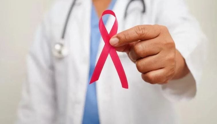 प्रोस्टेट कॅन्सरबाबत लोकांमध्ये फारच कमी जागरुकता आहे. या आजाराची लक्षणं लोकांना माहिती नाहीत. तसं पाहायचं झालं तर या आजाराची लक्षणं फारच सामान्य आहेत. त्यामुळेच अनेकजण त्याकडे दुर्लक्ष करतात. नंतरच्या कालावधीत मात्र हा आजार आचानक डोकं वर काढतो.