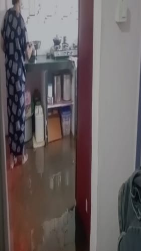 ड्रेनेज लाईनमधूनच सांडपाणी नागरिकांच्या घरात... सर्वत्र दुर्गंधी नागरिकांच्या आरोग्याला धोका.