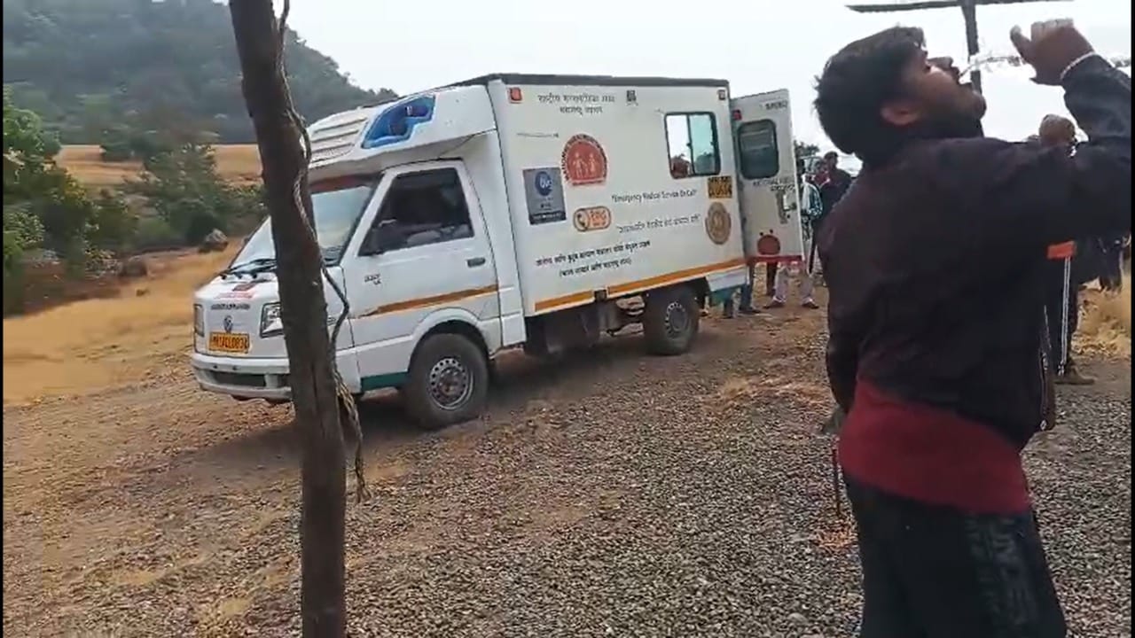 या हल्ल्यानंतर विद्यार्थ्यांना मळमळणे आणि सतत उलट्या होणे, चेहरा, ओठ आणि डोळ्यांवर भीषण सूज येणे, चक्कर येणे, रक्तदाब कमी होणे, दंश झालेल्या ठिकाणी तीव्र वेदना आणि दाह होणे असा त्रास होत होता.