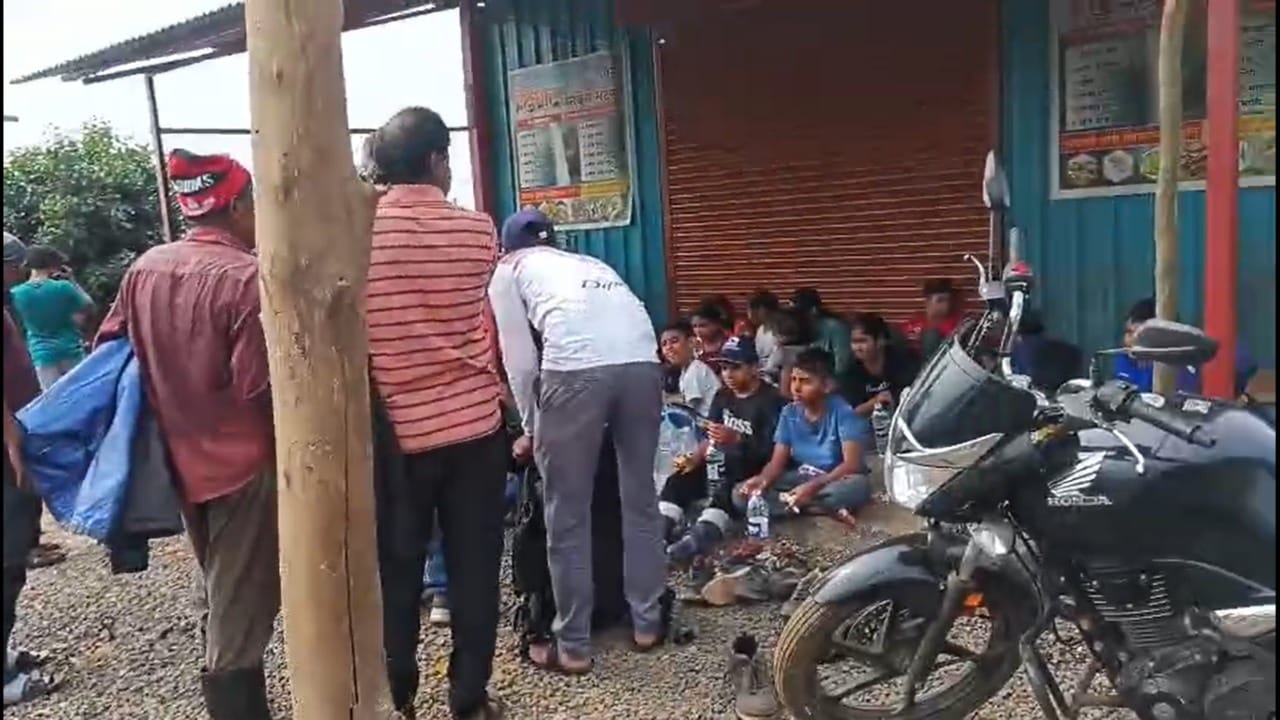 स्थानिक तरुणांनी कड्यामध्ये आणि झाडीत अडकलेल्या विद्यार्थ्यांना सुरक्षित बाहेर काढले. १०८ रुग्णवाहिका पोहचेपर्यंत ग्रामस्थांनी स्वतःच्या खासगी वाहनांतून जखमी विद्यार्थ्यांना वेल्हे येथील ग्रामीण रुग्णालयात नेण्यास सुरुवात केली. वेल्हे ग्रामीण रुग्णालयाचे डॉ. ज्ञानेश्वर हिरास आणि त्यांच्या पथकाने युद्धपातळीवर उपचार सुरू केले.