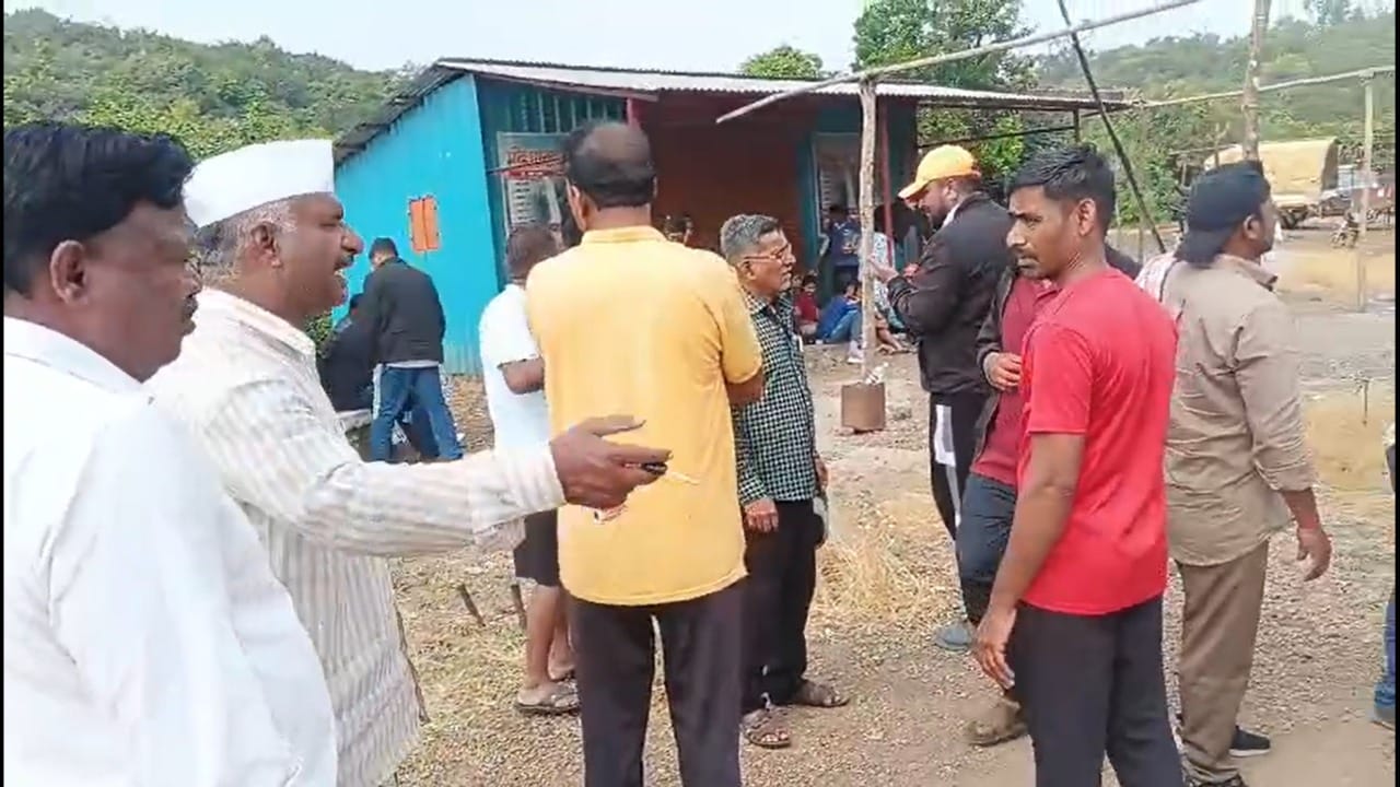 मधमाशांच्या हल्ल्यामुळे विद्यार्थ्यांमध्ये एकच घबराट पसरली. जीव वाचवण्यासाठी विद्यार्थी डोंगरदऱ्यात सैरभैर धावू लागले. डोंगरकडा आणि घसरणीचा रस्ता असल्याने पळताना अनेक विद्यार्थी जखमी झाले.