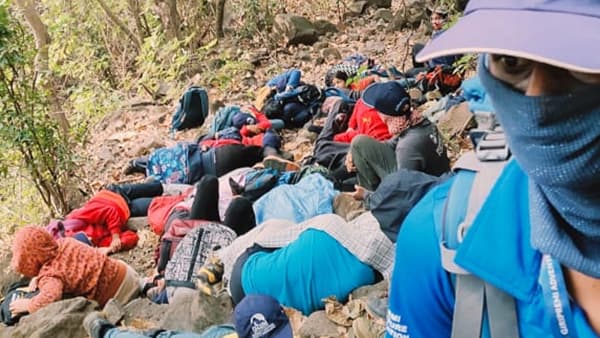 पुणे जिल्ह्यातील ट्रेकिंगसाठी प्रसिद्ध असलेल्या मढेघाट परिसरात रविवारी संध्याकाळी काळजाचा थरकाप उडवणारी घटना घडली. सह्याद्रीच्या कुशीत ट्रेकिंगचा आनंद लुटण्यासाठी गेलेल्या ५० विद्यार्थ्यांच्या पथकावर मधमाशांनी भीषण हल्ला केला.