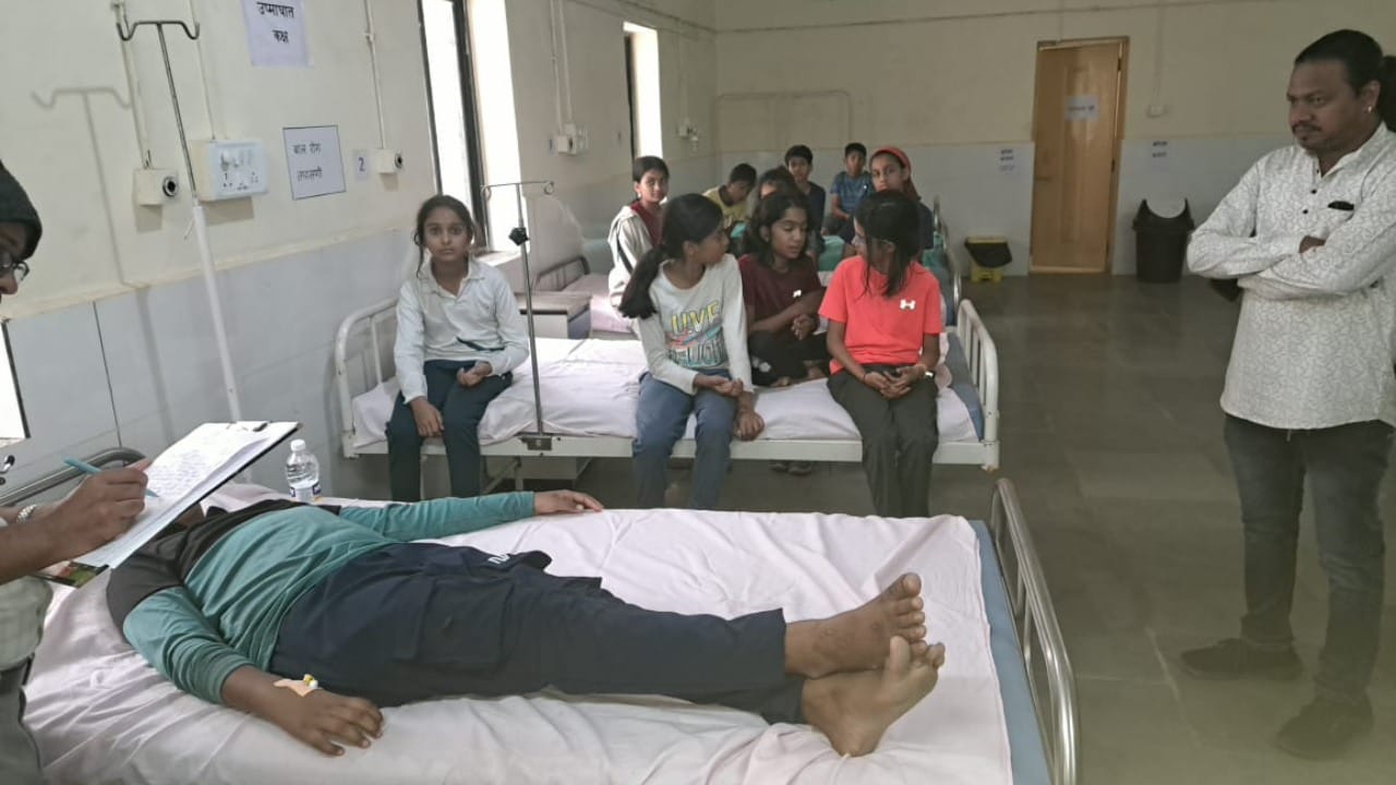 पुण्यातील एका खासगी साहसी पर्यटन संस्थेमार्फत ५० विद्यार्थ्यांचा हा ट्रेक आयोजित करण्यात आला होता. यामध्ये १४ ते १७ वयोगटातील शालेय आणि महाविद्यालयीन विद्यार्थ्यांचा समावेश होता. मढेघाट ते उपंडा असा या ट्रेकचा मार्ग होता.