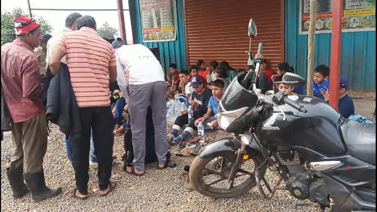 या हल्ल्यात ३५ हून अधिक विद्यार्थी आणि त्यांचे प्रशिक्षक जखमी झाले आहेत. मात्र, दुर्गम भागात स्थानिक ग्रामस्थांनी जीवाची पर्वा न करता केलेल्या बचावकार्यामुळे मोठा अनर्थ टळला.