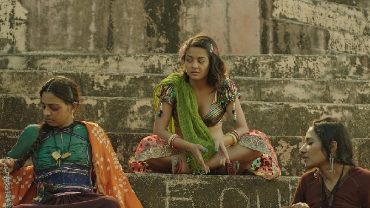 'पार्च्ड' हा चित्रपट स्त्रियांच्या आयुष्यातील वास्तव, संघर्ष आणि समाजातील रूढी यांवर भाष्य करणारा आहे. या चित्रपटात राधिका आप्टेने अतिशय बोल्ड भूमिका साकारली आहे. तिचा अभिनय पाहून अनेक प्रसंग प्रेक्षकांच्या मनाला भिडले. हा चित्रपट तुम्ही प्राइम वीडियोवर पाहू शकता. 