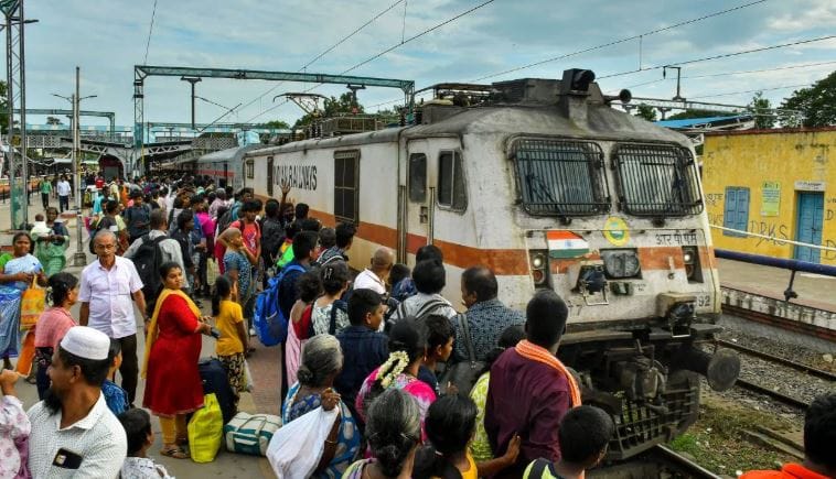 भारतात रेल्वेचं मोठं जाळं आहे. जम्मू काश्मीर ते कन्याकुमारी असे सगळीकडे तुम्हाला रेल्वेचा रुळ दिसेल. भारतात रोज हजारो रेल्वे धावतात. या रेल्वेतून लाखो लोक प्रवास करत असतात. भारतात काही रेल्वे स्थानकं फारच विशेष आहेत. 