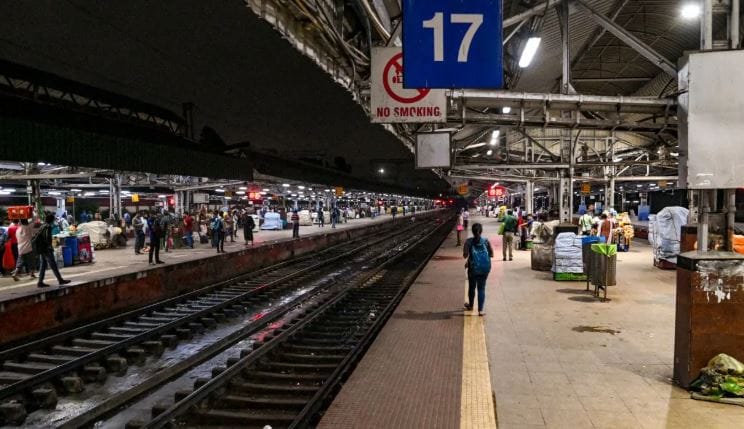 मथुरा हे धार्मिक दृष्टीकोनातून खूप महत्त्वाचे आहे. त्यामुळेच या शहराला संपूर्ण देशातून रेल्वे आहेत. विशेष म्हणजे या रेल्वे स्थानकापर्यंत पोहोचण्यासाठी संपूर्ण राज्यातून नियमित रेल्वे आहेत.