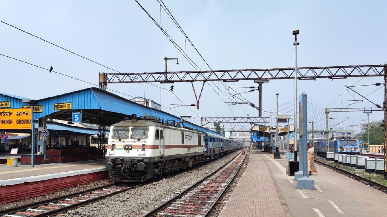 मात्र, अशातच काही अशी रेल्वे स्थानके आहेत, जी आपल्याला जुन्या काळातील रेल्वे संस्कृतीची आठवण करून देतात. अशाच एका अनोख्या रेल्वे स्टेशनची सध्या जोरदार चर्चा होत आहे. जिथे रविवारी रेल्वेचा हॉर्न किंवा शिटी अजिबात वाजत नाही.