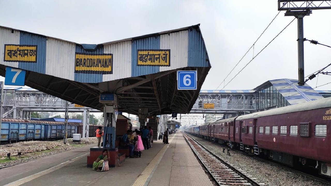 भारतामध्ये हे अनोखे रेल्वे स्टेशन पश्चिम बंगालच्या वर्धमान जिल्ह्यात आहे. वर्धमान शहरापासून सुमारे 35 किलोमीटर अंतरावर असलेले हे स्टेशन अत्यंत लहान असून येथे अनेक रेल्वे थांबत नाही. 
