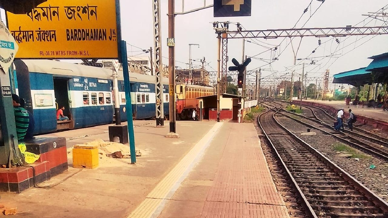 विशेष बाब म्हणजे या स्टेशनवर फक्त बांकुडा–मासाग्राम पॅसेंजर थांबते. मात्र, रविवारी ही ट्रेन नसल्याने येथे कोणीच येत नाही. त्यामुळे संपूर्ण स्टेशन परिसरात पूर्ण शांतता असते. ना रेल्वेचा हॉर्न, ना उद्घोषणा, ना प्रवाशांची गर्दी. एकदम शांतता येथे अनुभवायला मिळते.